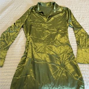 Flowy satin green collared dress